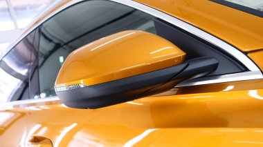 Otomobil salonunda (garaj) sergi hizmetinde parlatma boyama yıkandıktan sonra farklı arabalar parlak ve satışa hazır, ve yaz. Konsept: Yeni arabalar, Glitter, Boyama.