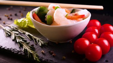 Evde pişirilen yemek (restoranda) aşçı bitmiş makarna tabağını rendelenmiş parmesan peyniri ile mutfak rendesinde süslüyor ve sos ekliyor. Peynir, muhteşem yemek, ağır çekim kavramı.