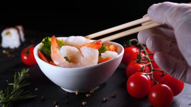 Evde pişirilen yemek (restoranda) aşçı bitmiş makarna tabağını rendelenmiş parmesan peyniri ile mutfak rendesinde süslüyor ve sos ekliyor. Peynir, muhteşem yemek, ağır çekim kavramı.