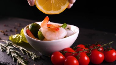 Evde pişirilen yemek (restoranda) aşçı bitmiş makarna tabağını rendelenmiş parmesan peyniri ile mutfak rendesinde süslüyor ve sos ekliyor. Peynir, muhteşem yemek, ağır çekim kavramı.