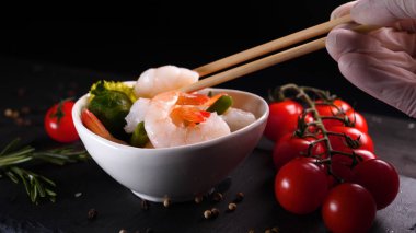 Evde pişirilen yemek (restoranda) aşçı bitmiş makarna tabağını rendelenmiş parmesan peyniri ile mutfak rendesinde süslüyor ve sos ekliyor. Peynir, muhteşem yemek, ağır çekim kavramı.