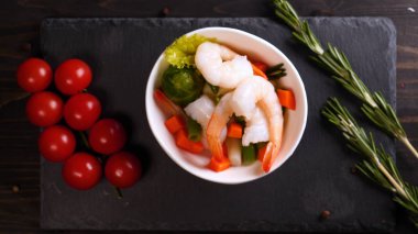 Evde pişirilen yemek (restoranda) aşçı bitmiş makarna tabağını rendelenmiş parmesan peyniri ile mutfak rendesinde süslüyor ve sos ekliyor. Peynir, muhteşem yemek, ağır çekim kavramı.