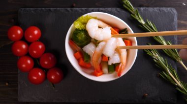 Evde pişirilen yemek (restoranda) aşçı bitmiş makarna tabağını rendelenmiş parmesan peyniri ile mutfak rendesinde süslüyor ve sos ekliyor. Peynir, muhteşem yemek, ağır çekim kavramı.