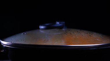 Evde pişmiş yemek (bir restoranda) şef açar (kaldırır) tavadan kapağı. Onu makarna (erişte) farklı renkli görülebilir, şef bir mutfak rendesi üzerinde rendelenmiş Parmesan peyniri ile bitmiş makarna çanak süsler ve sos ekleyerek