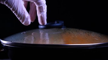 Evde pişmiş yemek (bir restoranda) şef açar (kaldırır) tavadan kapağı. Onu makarna (erişte) farklı renkli görülebilir, şef bir mutfak rendesi üzerinde rendelenmiş Parmesan peyniri ile bitmiş makarna çanak süsler ve sos ekleyerek