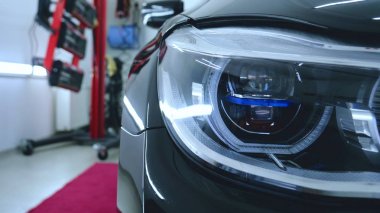 Profesyonel araba yıkama hizmeti sonra profesyonel araba yıkayarak mendil ve kurur pencere. Konsept: Okuma gözlükleri, Profesyonel çalışma, Siyah eldiven, Mavi bez