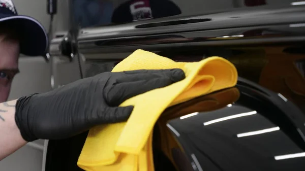 Maestro Profesional Niño Cerámica Coche Pone Cerámica Coche Usando Trapo —  Fotos de Stock