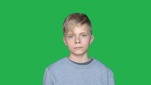 クロマキーを背景に 若い男の子 男の子 は異なる感情を示しています の概念 緑の背景 クロマキー 本当の感情 戦闘機 ファッション — ストック写真