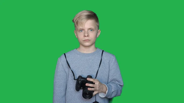 Egy Chromakey Háttérben Egy Fiatal Srác Fiú Különböző Érzelmeket Mutat — Stock Fotó