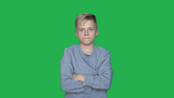 Фоне Хромакея Молодой Парень Мальчик Проявляет Разные Эмоции Понятие Зеленый — стоковое фото