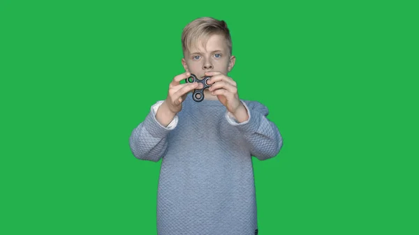 Bakgrunden Chromakey Ung Kille Pojke Visar Olika Känslor Begreppet Grön — Stockfoto