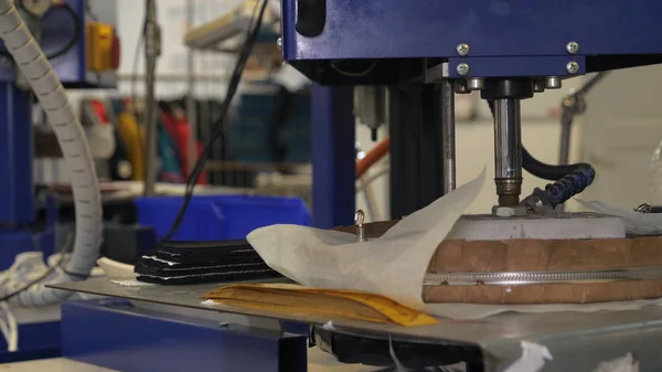 産業衣料工場 特別なレーザー切断ファブリックは 特定の繊維片をカットします コンセプト レーザーマシン クロス 工場での作業 自動切断 — ストック写真