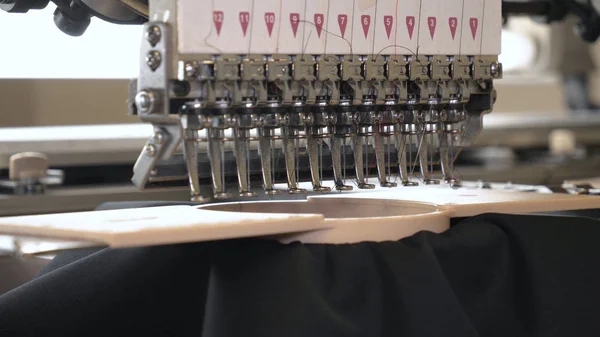 Промышленная Швейная Фабрика Специальная Лазерная Режущая Ткань Вырезает Определенные Части — стоковое фото