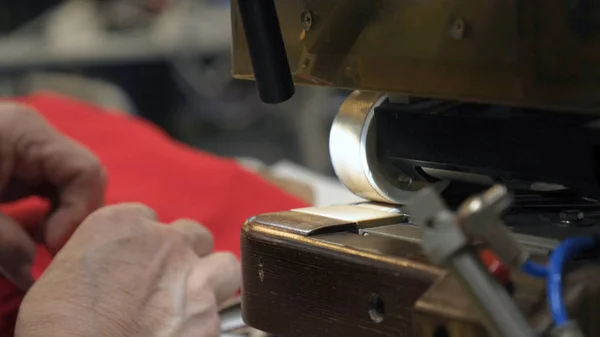 Průmyslová Továrna Oděvy Speciální Laserová Střihací Látka Rozřezává Některé Textilní — Stock fotografie