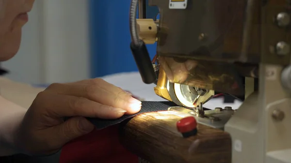 Промышленная Швейная Фабрика Специальная Лазерная Режущая Ткань Вырезает Определенные Части — стоковое фото