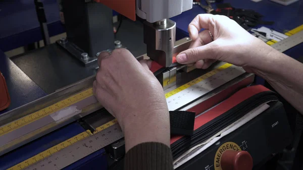 産業衣料工場 特別なレーザー切断ファブリックは 特定の繊維片をカットします コンセプト レーザーマシン クロス 工場での作業 自動切断 — ストック写真