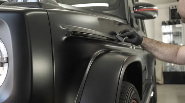 Araba boyama ve seramik iki profesyonel ustalar bir araba deteyling merkezinde, bir mikro fiber ve bez kullanarak seramik bir tabaka bindirme. Konsept: Servis, Yeni araba, Yenile.