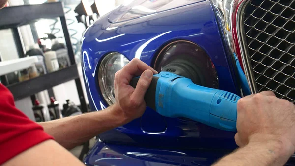 Muestra Cerca Como Trabajador Profesional Pule Carrocería Transporte Coche Utilizando — Foto de Stock