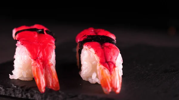 Sobre Fondo Oscuro Una Bandeja Sushi Cocido Comprado Nigiri Prueba —  Fotos de Stock