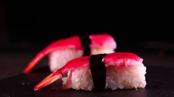 在托盘上黑暗的背景上 煮熟或购买的寿司 Nigiri 品尝中国筷子 尼吉里 寿司的一天 非常接近 慢动作 — 图库照片