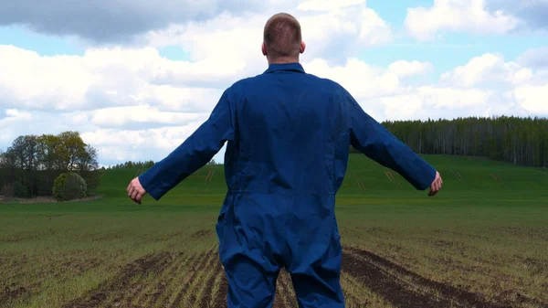 Farmer Egy Működő Egységes Sétál Területen Gumicsizmát Egy Fiatal Srác — Stock Fotó