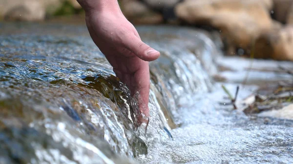 Homem Segura Sua Mão Lava Mãos Fonte Água Limpando Sujeira — Fotografia de Stock