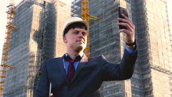 Builder Engineer Stands His Back Looking Buildings Wearing White Helmet — Stock Photo, Image