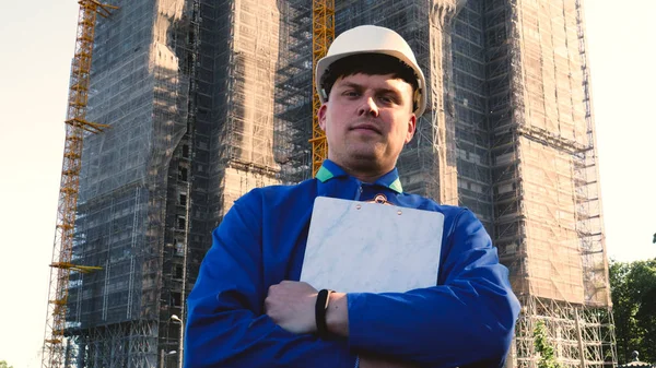 Constructor Ingeniero Pie Con Espalda Mirando Los Edificios Con Casco — Foto de Stock