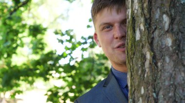 Takım elbiseli genç yakışıklı işadamı elinde siyah bir çantayla merdivenlerden çıkıyor. Konsept: iş, takım, adam, adam, çanta, iş adamı.