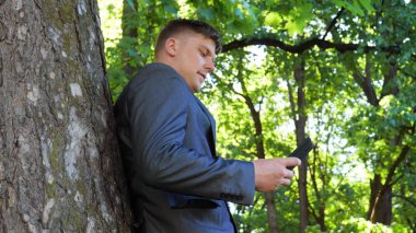 Takım elbiseli genç yakışıklı işadamı elinde siyah bir çantayla merdivenlerden çıkıyor. Konsept: iş, takım, adam, adam, çanta, iş adamı.