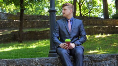 Takım elbiseli genç yakışıklı işadamı elinde siyah bir çantayla merdivenlerden çıkıyor. Konsept: iş, takım, adam, adam, çanta, iş adamı.