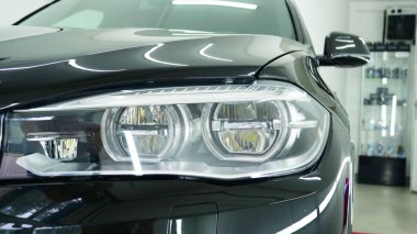 İki uzman arabayı nemden, araba yıkamadan kurutur. Konsept: Kurutma Makineleri, Profesyoneller, Oto Servisi.