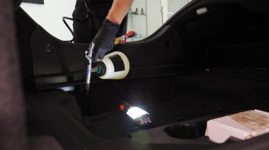 Yakışıklı genç adam, (adam) arabada profesyonel kuru temizleme salonu yapıyor. Konsept: Oto Oto Servisi, Oto Yıkama, Kuru Temizleme Makineleri.