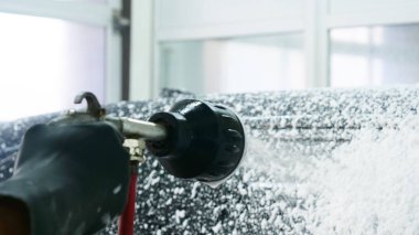 Profesyonel araba yıkama hizmeti sonra profesyonel araba yıkayarak mendil ve kurur pencere. Konsept: Okuma gözlükleri, Profesyonel çalışma, Siyah eldiven, Mavi bez