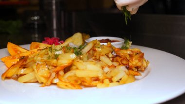 Ev yapımı barbeküler (Restoranda) Kindle ızgara (Barbekü) Et kızartma hazırlanır. Kavramı: Sokakta Et Kızartma, Restoran Barbekü, Yangın, barbekü sıvı, Et yangın, Hazırlama, ga