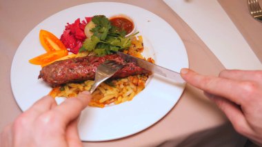 Ev yapımı barbeküler (Restoranda) Kindle ızgara (Barbekü) Et kızartma hazırlanır. Kavramı: Sokakta Et Kızartma, Restoran Barbekü, Yangın, barbekü sıvı, Et yangın, Hazırlama, ga