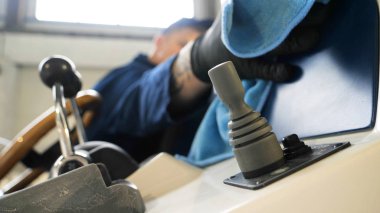 Genç, yakışıklı, profesyonel bir temizlikçi yatta seramik parlattıktan sonra yatı yıkar. Seramik, Temizlik, Yeni Gemi, Cilalama, Temizlik, Cübbe, Cap, Sıkı Çalışma