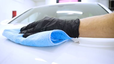 Yakından gösterilen araç iç farklı parçaları vardır. Konsept: araba garaj, cam asansörler, direksiyon parçası, Kuru Temizleme sonrası, kesinlikle yeni, yeni nesil araba.