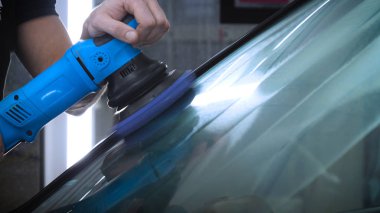 Bir araba hizmeti profesyonel bir işçi yükseltir (düşürür) bir kriko üzerinde bir araba, bir servis istasyonu profesyonel işçi kontrol (pompalar) bir arabanın tekerlekleri basıncı. Kavramlar: Araba, Basınç Sensörü, Teknik Servis.