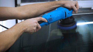 Bir araba hizmeti profesyonel bir işçi yükseltir (düşürür) bir kriko üzerinde bir araba, bir servis istasyonu profesyonel işçi kontrol (pompalar) bir arabanın tekerlekleri basıncı. Kavramlar: Araba, Basınç Sensörü, Teknik Servis.