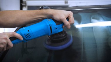 Bir araba hizmeti profesyonel bir işçi yükseltir (düşürür) bir kriko üzerinde bir araba, bir servis istasyonu profesyonel işçi kontrol (pompalar) bir arabanın tekerlekleri basıncı. Kavramlar: Araba, Basınç Sensörü, Teknik Servis.