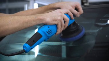 Bir araba hizmeti profesyonel bir işçi yükseltir (düşürür) bir kriko üzerinde bir araba, bir servis istasyonu profesyonel işçi kontrol (pompalar) bir arabanın tekerlekleri basıncı. Kavramlar: Araba, Basınç Sensörü, Teknik Servis.