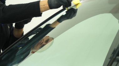 Bir araba hizmeti profesyonel bir işçi yükseltir (düşürür) bir kriko üzerinde bir araba, bir servis istasyonu profesyonel işçi kontrol (pompalar) bir arabanın tekerlekleri basıncı. Kavramlar: Araba, Basınç Sensörü, Teknik Servis.