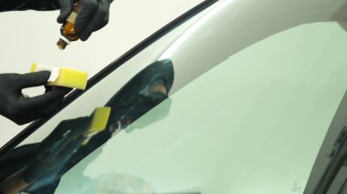 Bir araba hizmeti profesyonel bir işçi yükseltir (düşürür) bir kriko üzerinde bir araba, bir servis istasyonu profesyonel işçi kontrol (pompalar) bir arabanın tekerlekleri basıncı. Kavramlar: Araba, Basınç Sensörü, Teknik Servis.