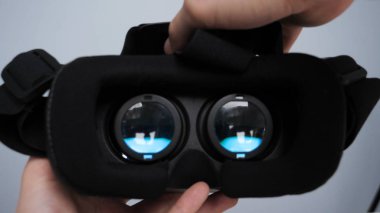 Adam (Man) veya kız (kadın) elbiseler ve çok yakından gözlük oyun (film) gösteren ile sanal gözlük görünüyor. Kavramı: Vitrual dünya, 3D, gelecek Oyunlar, Underworld.