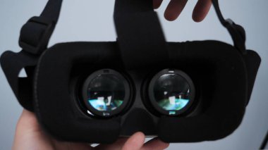 Adam (Man) veya kız (kadın) elbiseler ve çok yakından gözlük oyun (film) gösteren ile sanal gözlük görünüyor. Kavramı: Vitrual dünya, 3D, gelecek Oyunlar, Underworld.