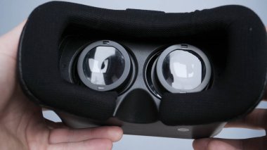 Adam (Man) veya kız (kadın) elbiseler ve çok yakından gözlük oyun (film) gösteren ile sanal gözlük görünüyor. Kavramı: Vitrual dünya, 3D, gelecek Oyunlar, Underworld.