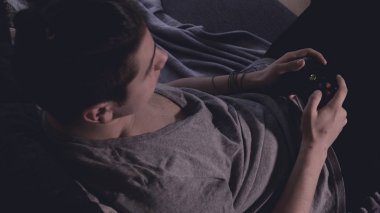 İki arkadaş (çocuklar) video oyun konsolu oynamak, eğlenmek, gülmek, joystick tutun.