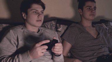 İki arkadaş (çocuklar) video oyun konsolu oynamak, eğlenmek, gülmek, joystick tutun.