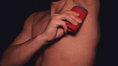 Bornozlu adam elinde kozmetik krem olan bir kavanoz tutar. cilt bakımı, minimalizm. gençlik ve cilt elastikiyetini korumak.